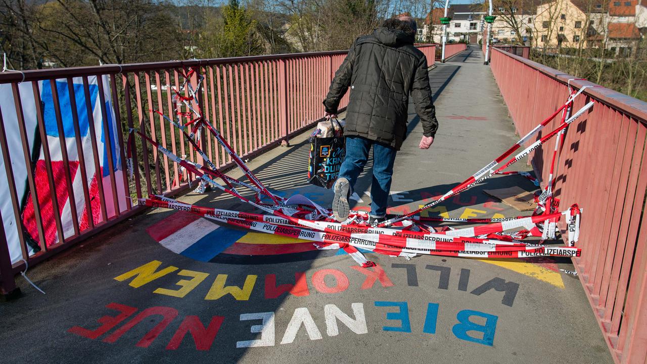 Brücke der Freundschaft zwischen Kleinblittersdorf und Grosbliederstroff (Foto: Oliver Dietze/dpa)