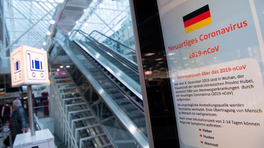 Informationen über das Coronavirus sind am Flughafen München auf einem Info-Display im Ankunftsbereich zu sehen (Foto: picture alliance/dpa | Sven Hoppe)