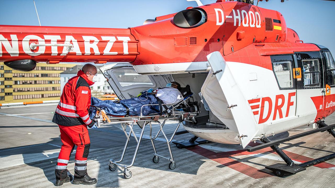 Covid-Patient aus Metz wird in einem deutschen Rettungshubschrauber transportiert (Foto: picture alliance/dpa | Marcel Kusch)
