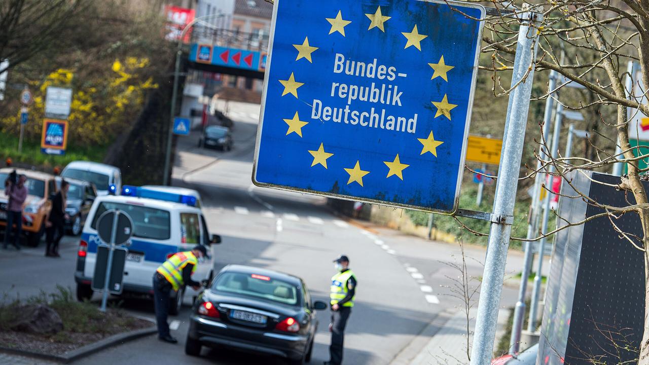Beamte der Bundespolizei kontrollieren ein französisches Fahrzeug, das von Petite-Rosselle (Frankreich) nach Grossrosseln fahren will (Foto:  picture alliance/dpa | Oliver Dietze)