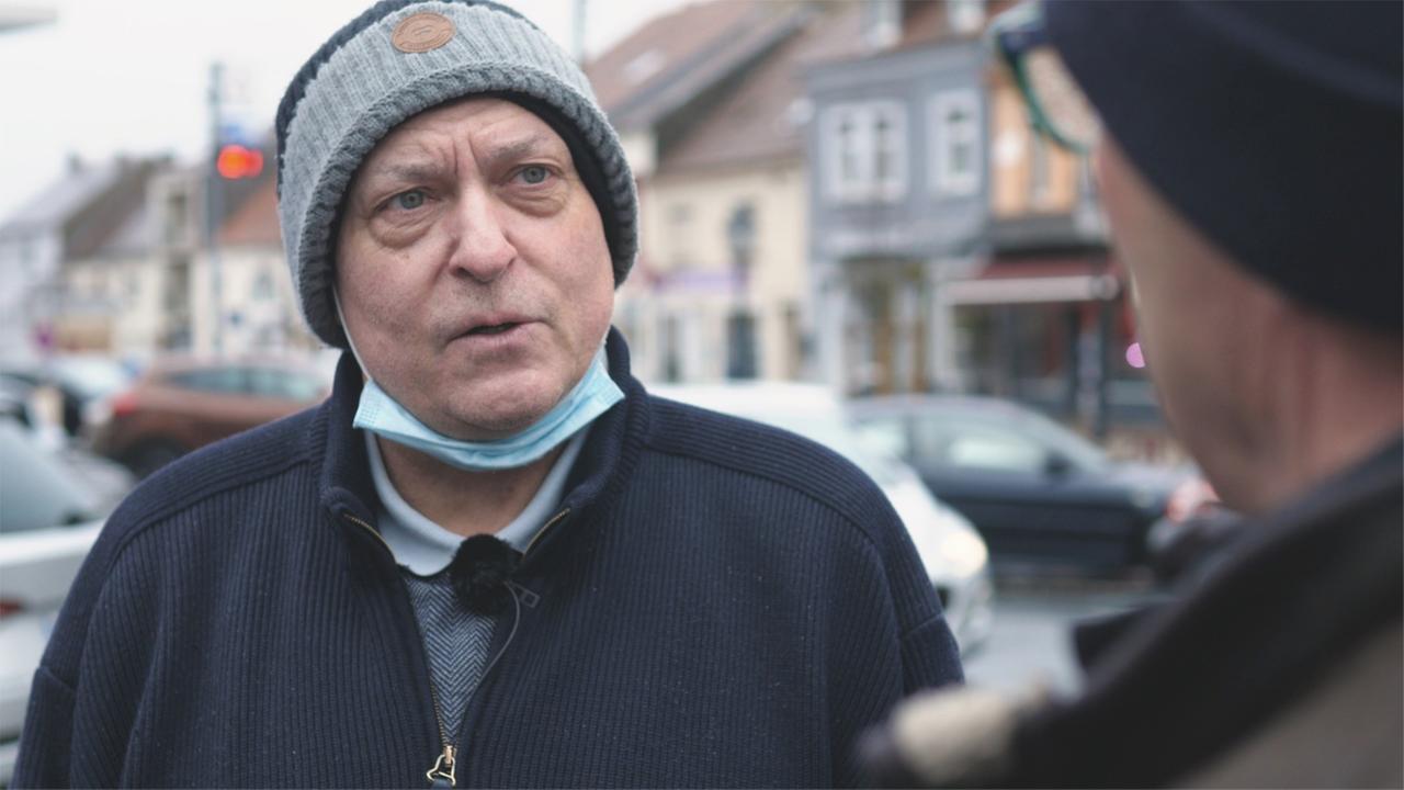 Hervé Kieffer und Helmut Zinsmeister  vor dem  Café de la Paix (Foto: Felix Schneider)