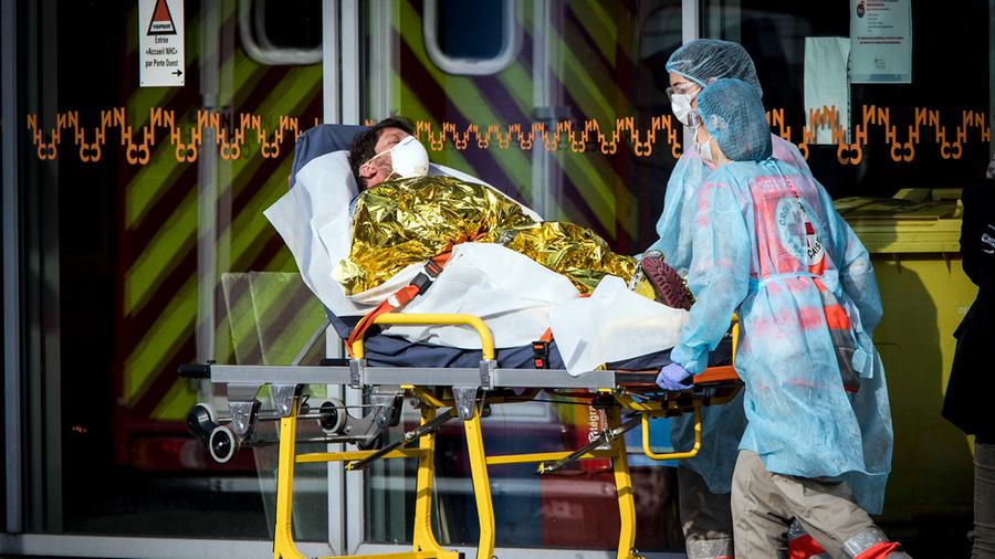 Medizinisches Personal liefert einen Coronavirus-Patienten im Krankenhaus Straßburg ein (Foto: IMAGO/PanoramiC)