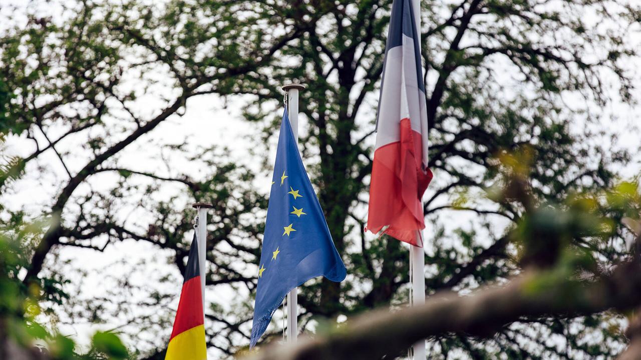 Deutsche, europäische und französische Flaggen am Place de l‘ amitié in Grosbliederstroff  (Foto: IMAGO/Hans Lucas)
